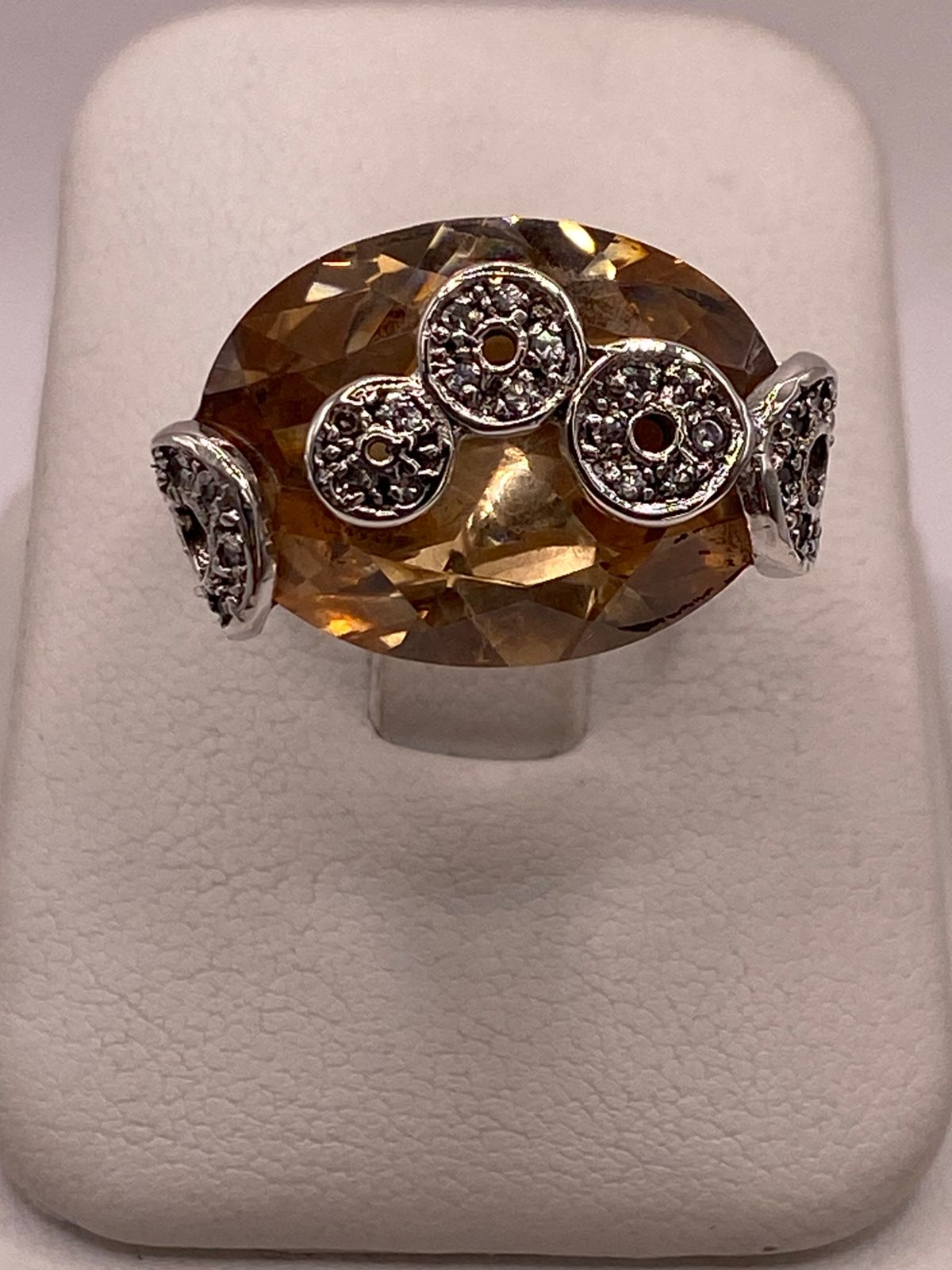 Anillo Artesanal con Zirconia en Plata Ley .925, vista frontal