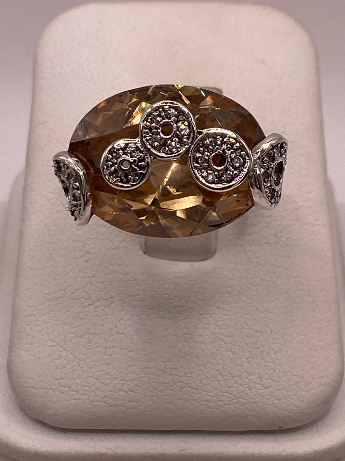 Anillo Artesanal con Zirconia en Plata Ley .925, vista de detalle