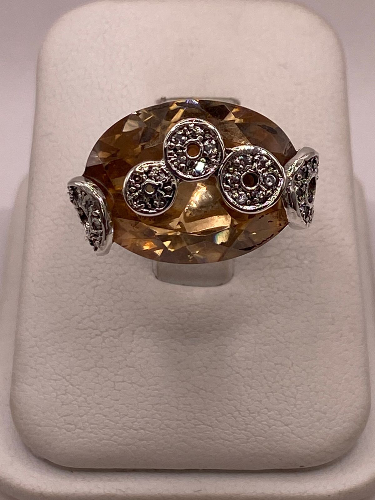 Anillo Artesanal con Zirconia en Plata Ley .925 — ángulo diagonal