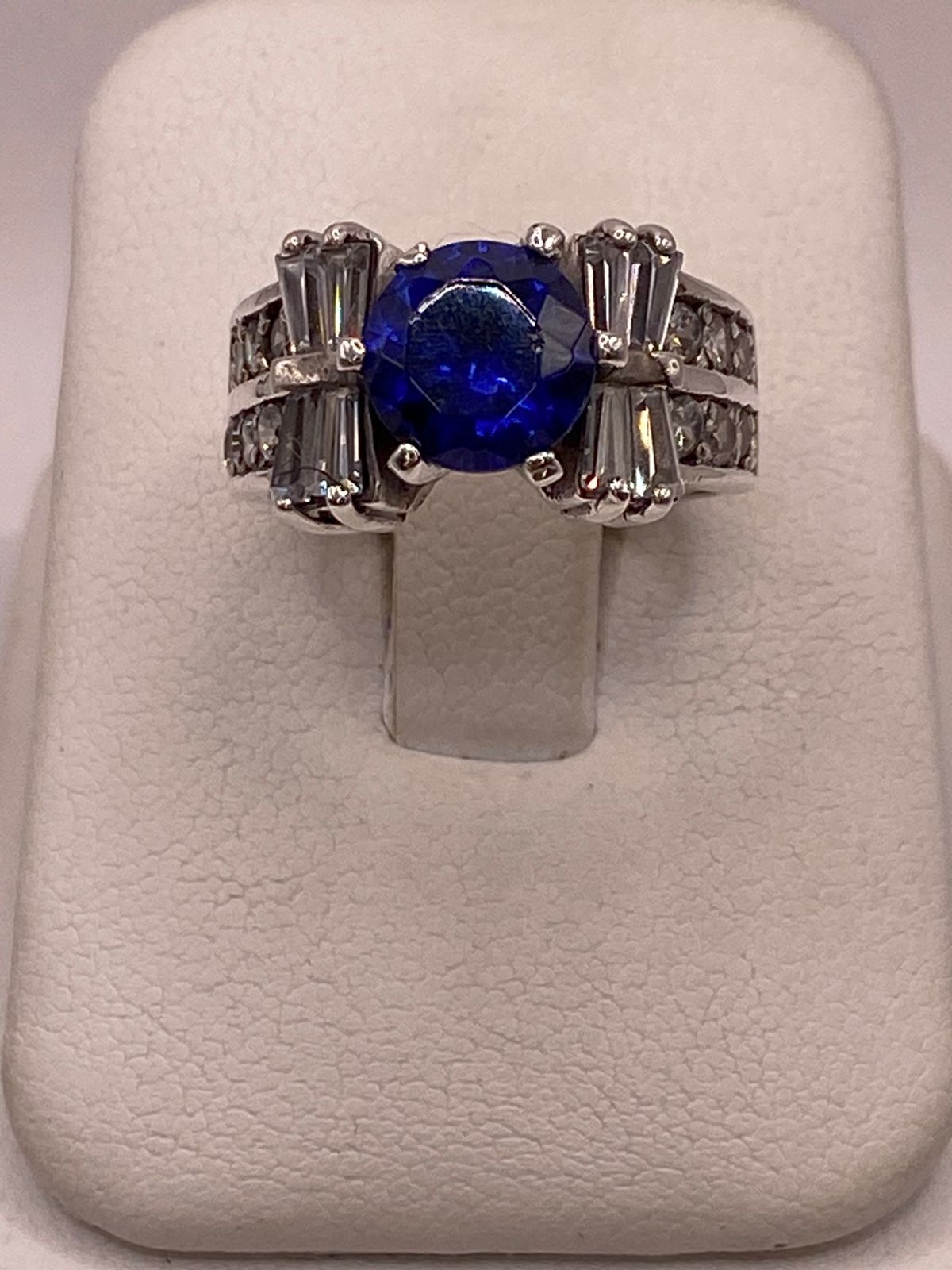 Anillo Artesanal con Zirconia en Plata Ley .925, vista frontal