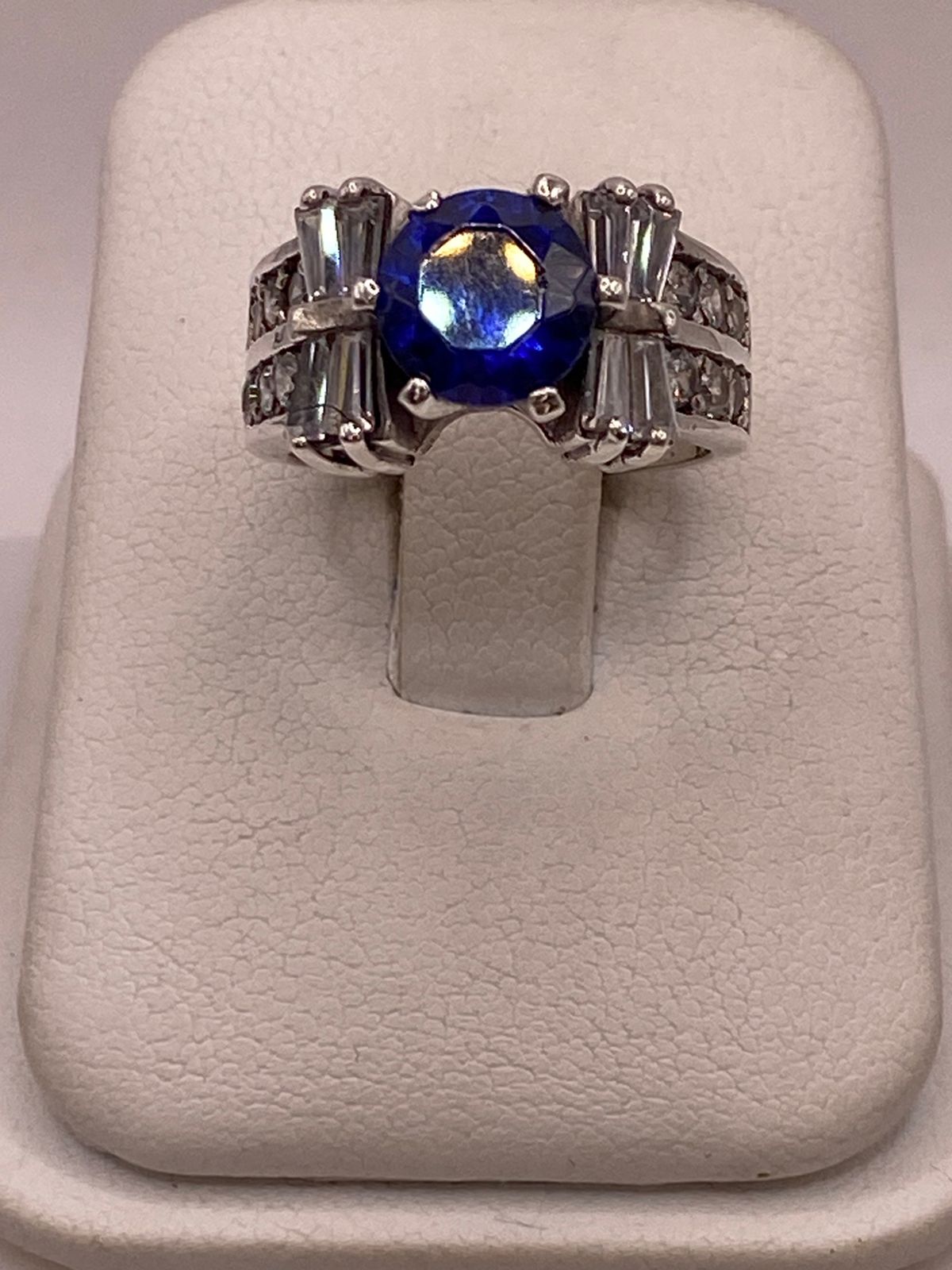 Anillo Artesanal con Zirconia en Plata Ley .925 — ángulo diagonal