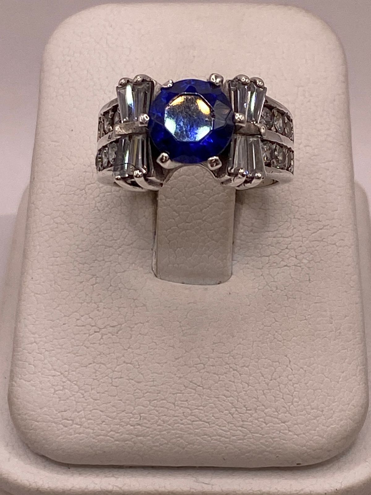 Anillo Artesanal con Zirconia en Plata Ley .925, vista de detalle