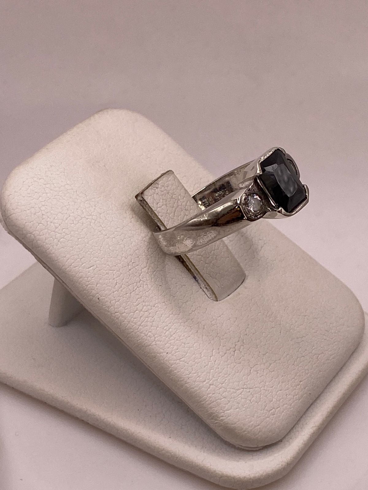Anillo Artesanal con Zirconia en Plata Ley .925 — vista lateral
