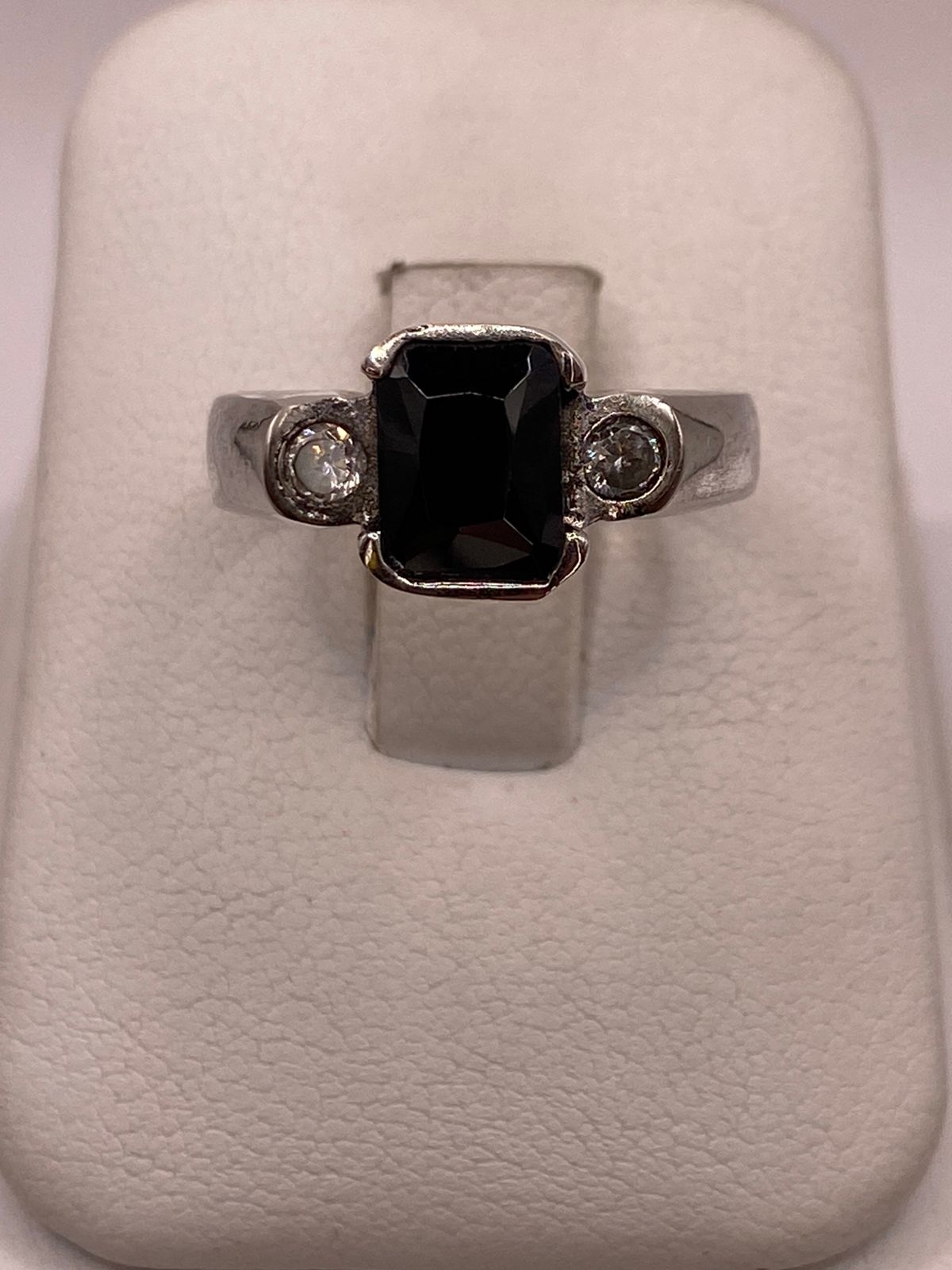 Anillo Artesanal con Zirconia en Plata Ley .925, vista frontal