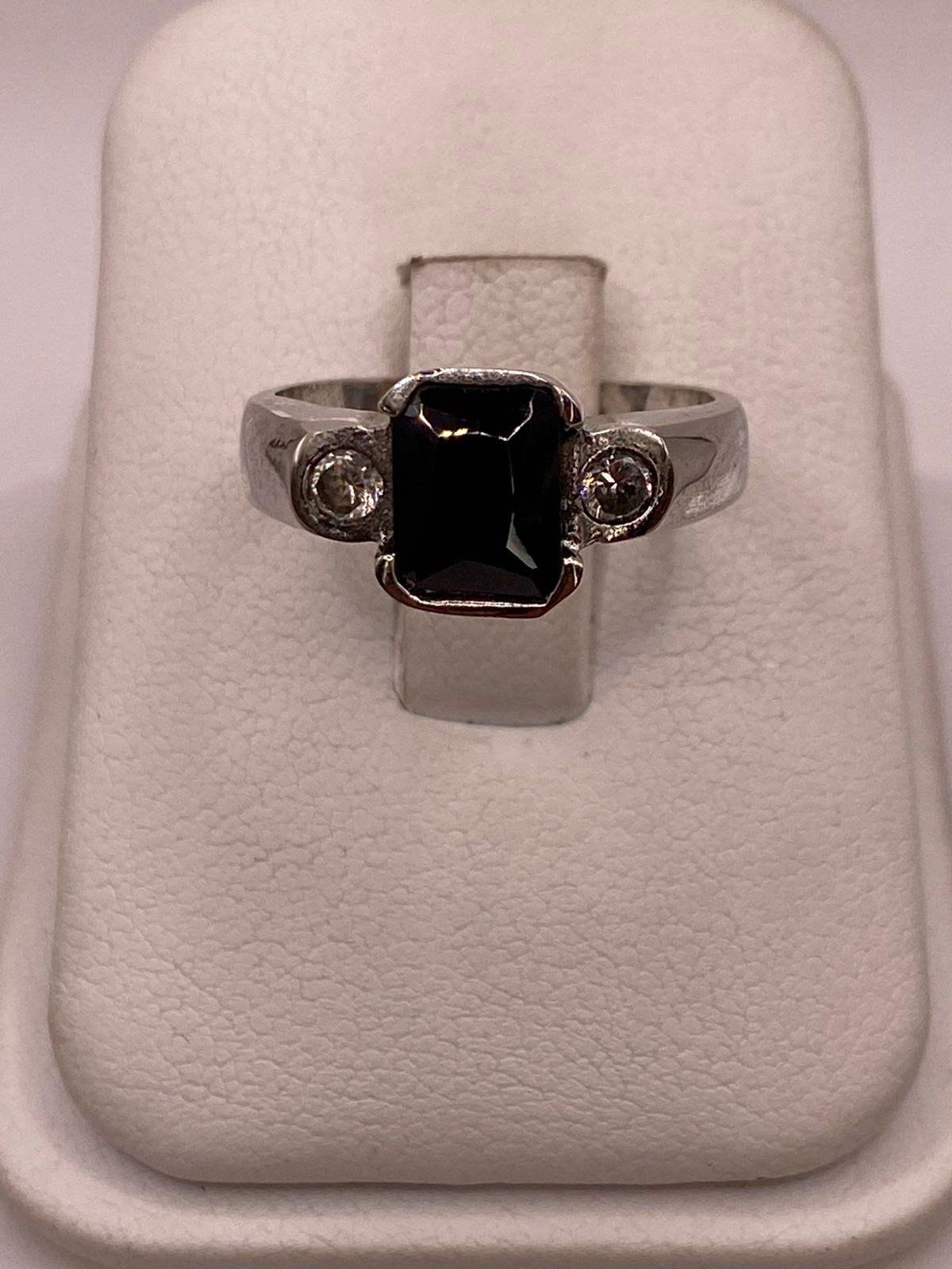 Anillo Artesanal con Zirconia en Plata Ley .925, vista lateral