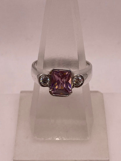 Anillo Artesanal con Zirconia Rosa y Blanca en Plata Ley .925 en báscula mostrando peso