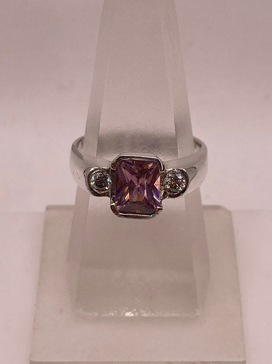 Anillo Artesanal con Zirconia Rosa y Blanca en Plata Ley .925 en báscula mostrando peso