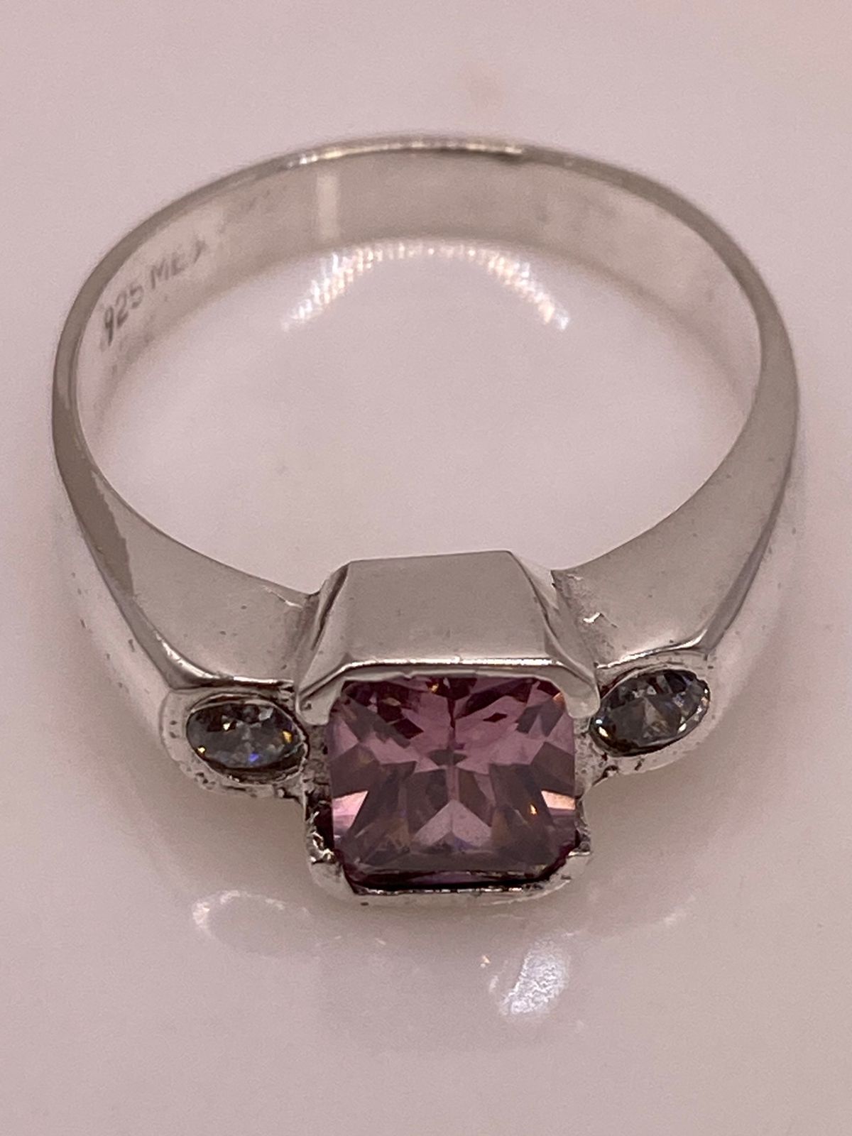 Anillo Artesanal con Zirconia Rosa y Blanca en Plata Ley .925, sello de autenticidad Plata Ley .925