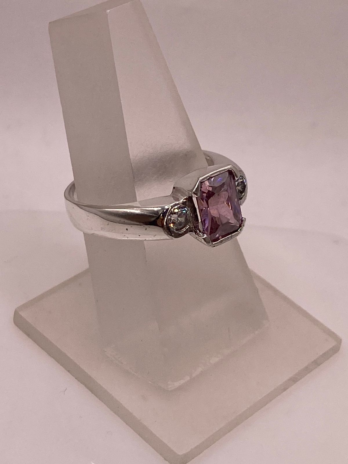 Anillo Artesanal con Zirconia Rosa y Blanca en Plata Ley .925, vista de detalle
