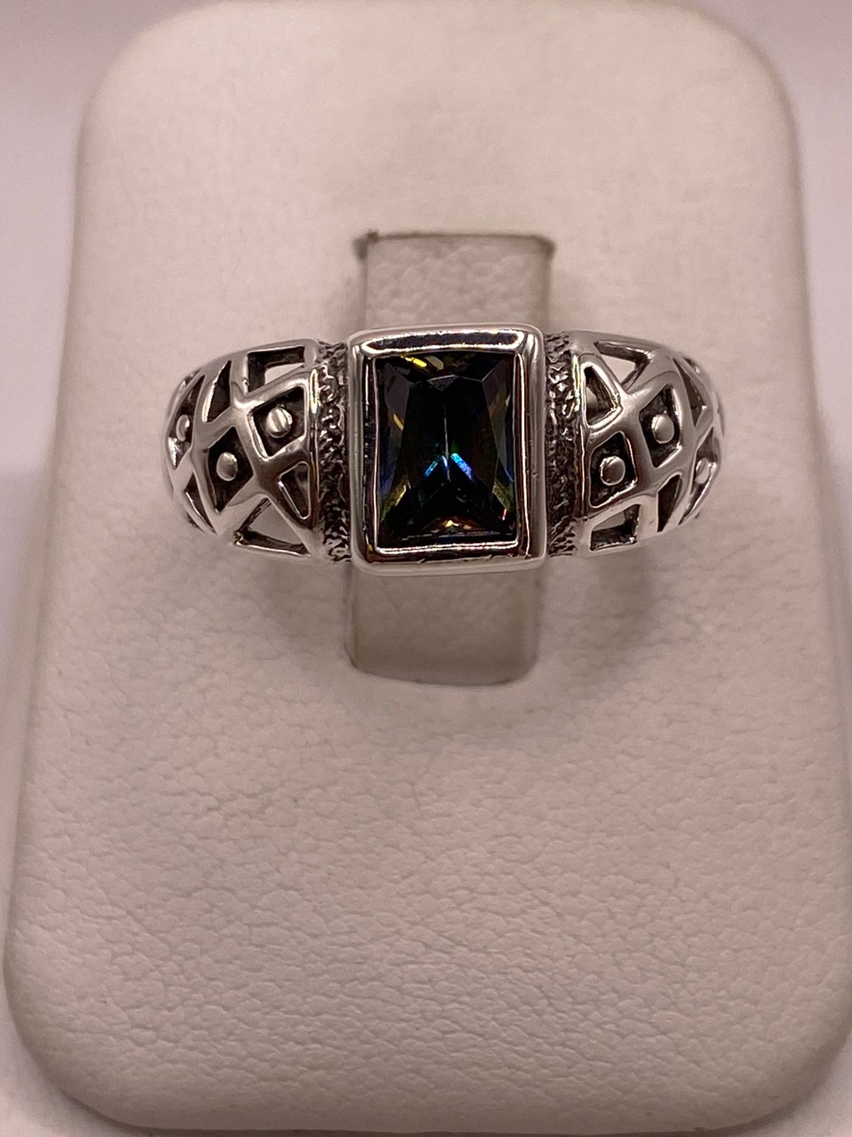 Anillo Artesanal con Zirconia Tornasol en Plata Ley .925 en báscula mostrando peso