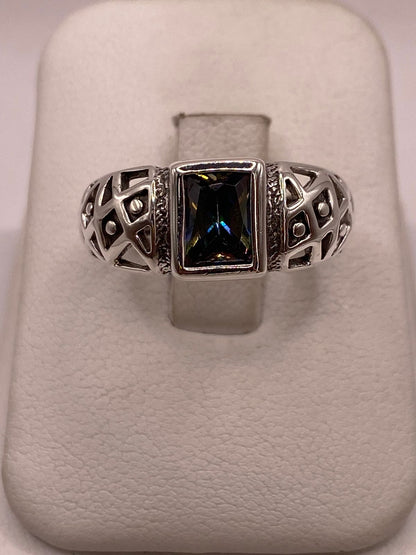 Anillo Artesanal con Zirconia Tornasol en Plata Ley .925 en báscula mostrando peso