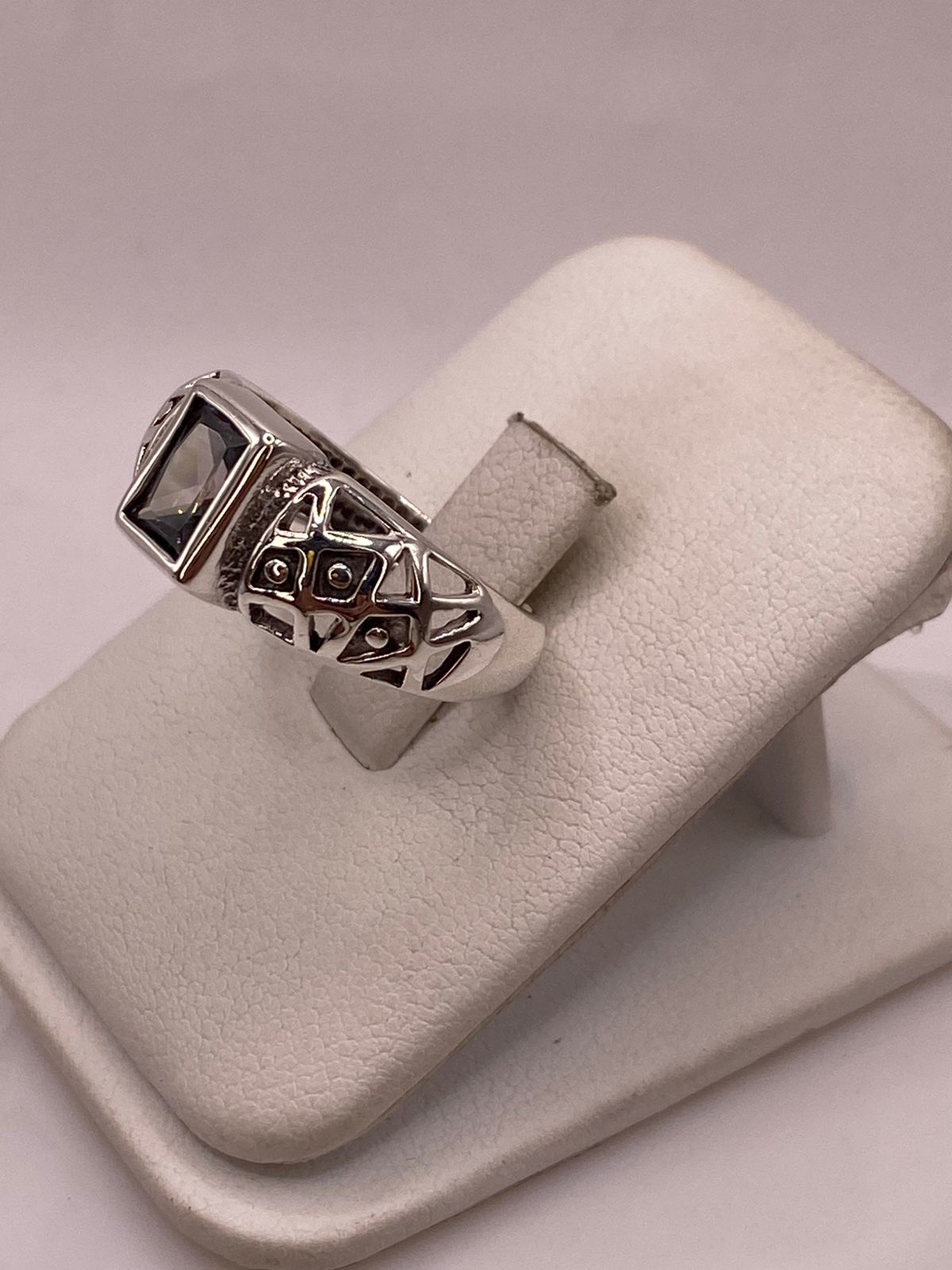 Anillo Artesanal con Zirconia Tornasol en Plata Ley .925, vista lateral