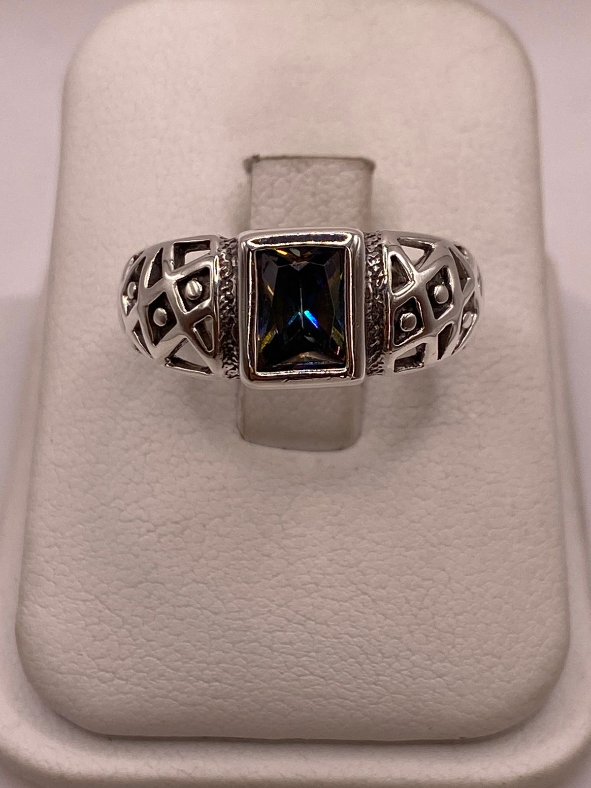 Anillo Artesanal con Zirconia Tornasol en Plata Ley .925, vista frontal