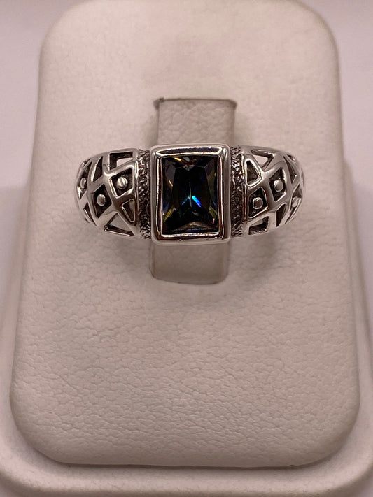 Anillo Artesanal con Zirconia Tornasol en Plata Ley .925, vista frontal