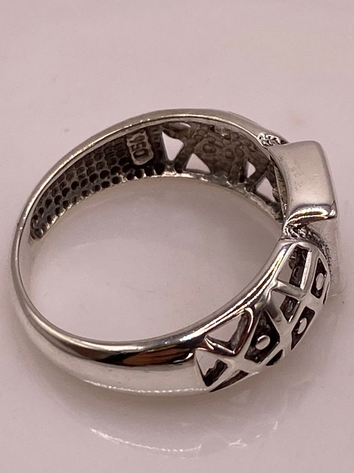 Anillo Artesanal con Zirconia Tornasol en Plata Ley .925, sello de autenticidad Plata Ley .925