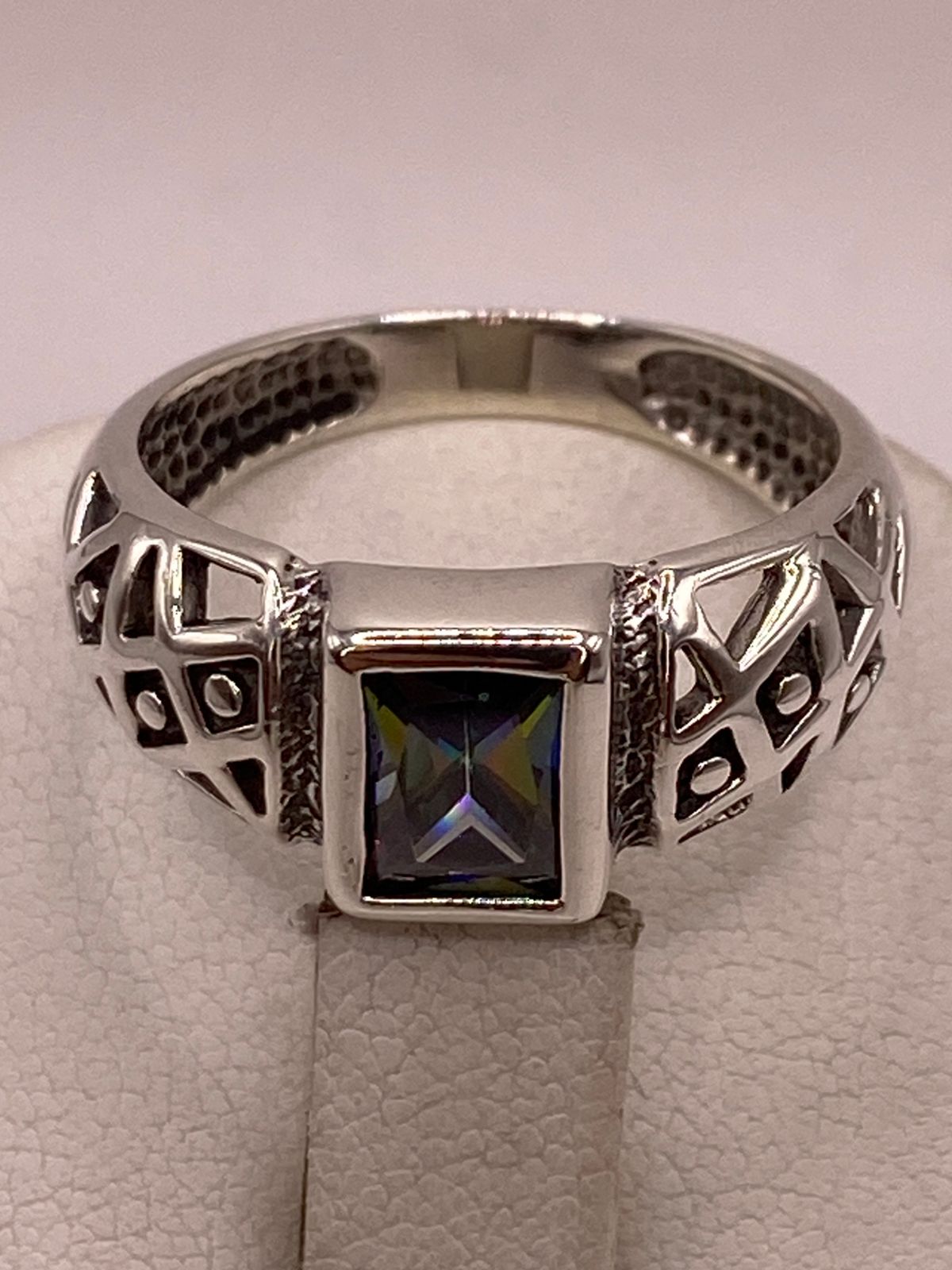 Anillo Artesanal con Zirconia Tornasol en Plata Ley .925, vista superior
