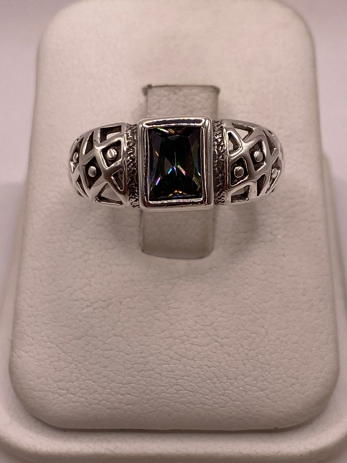 Anillo Artesanal con Zirconia Tornasol en Plata Ley .925, vista de detalle