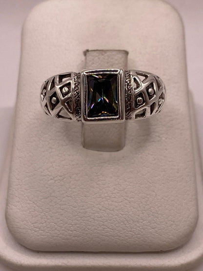 Anillo Artesanal con Zirconia Tornasol en Plata Ley .925, vista de detalle