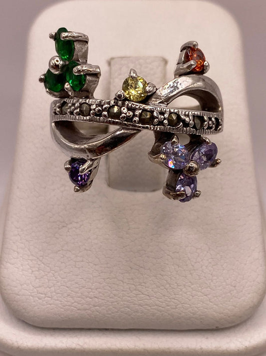 Anillo Artístico Multicolor con Marquesitas y Zirconias en Plata Ley 925 en báscula mostrando peso