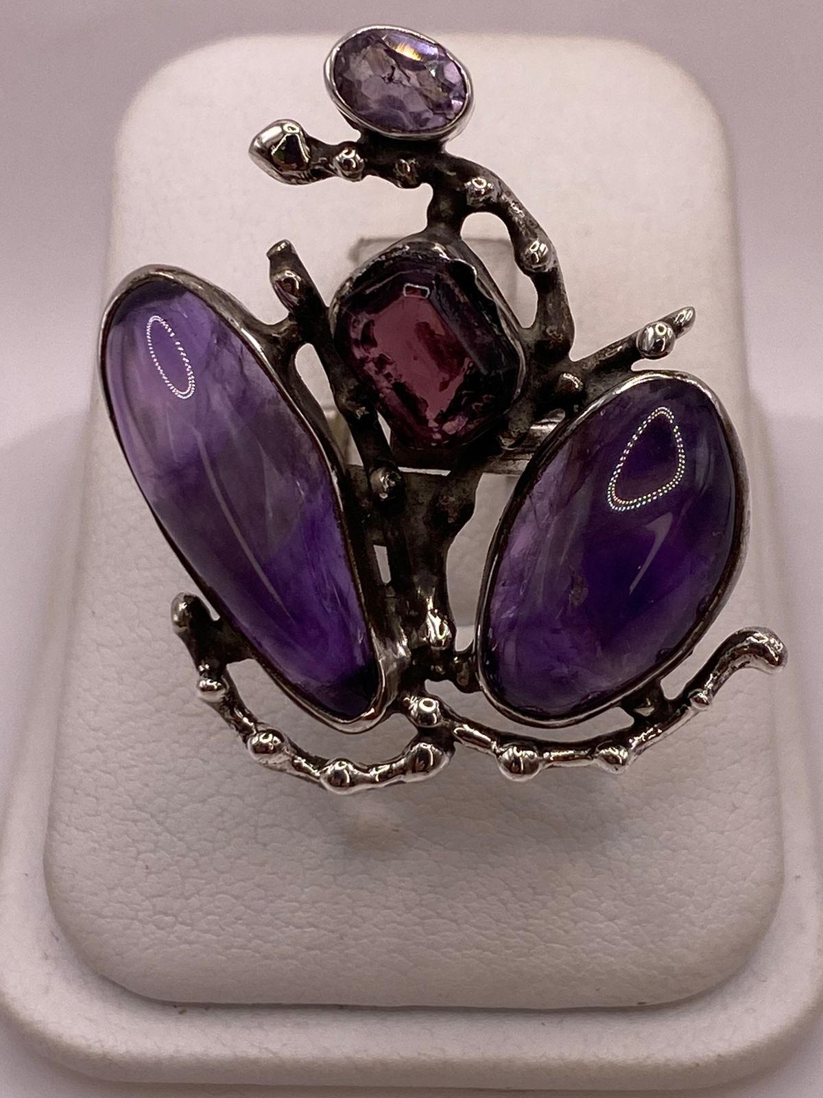 Anillo Artístico de Plata Ley 925 con Amatistas y Zirconias Moradas, vista superior