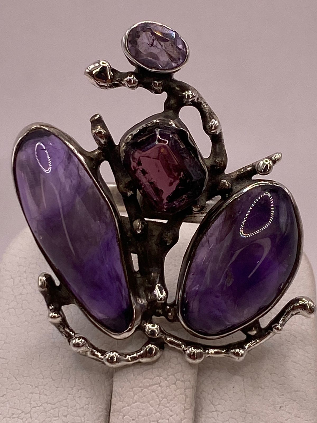 Anillo Artístico de Plata Ley 925 con Amatistas y Zirconias Moradas, sello de autenticidad Plata Ley .925