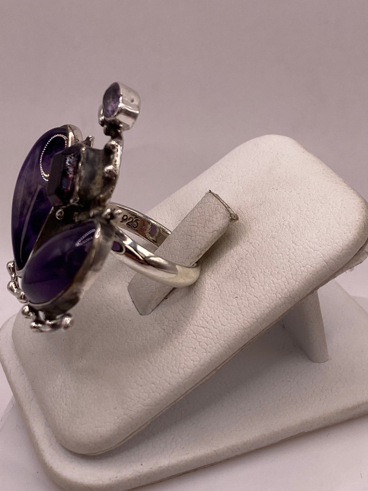 Anillo Artístico de Plata Ley 925 con Amatistas y Zirconias Moradas, vista de detalle