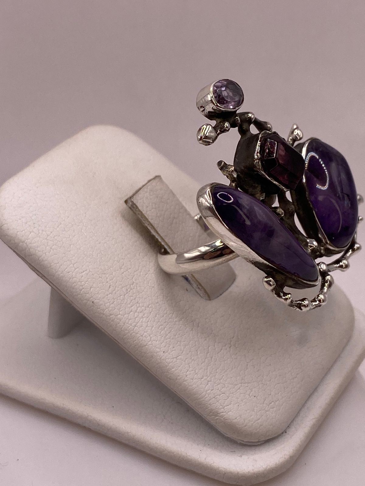 Anillo Artístico de Plata Ley 925 con Amatistas y Zirconias Moradas, vista lateral
