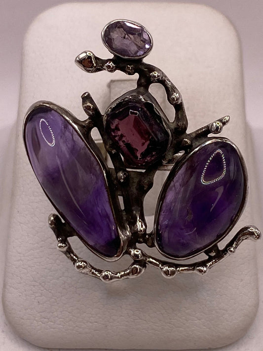 Anillo Artístico de Plata Ley 925 con Amatistas y Zirconias Moradas en báscula mostrando peso