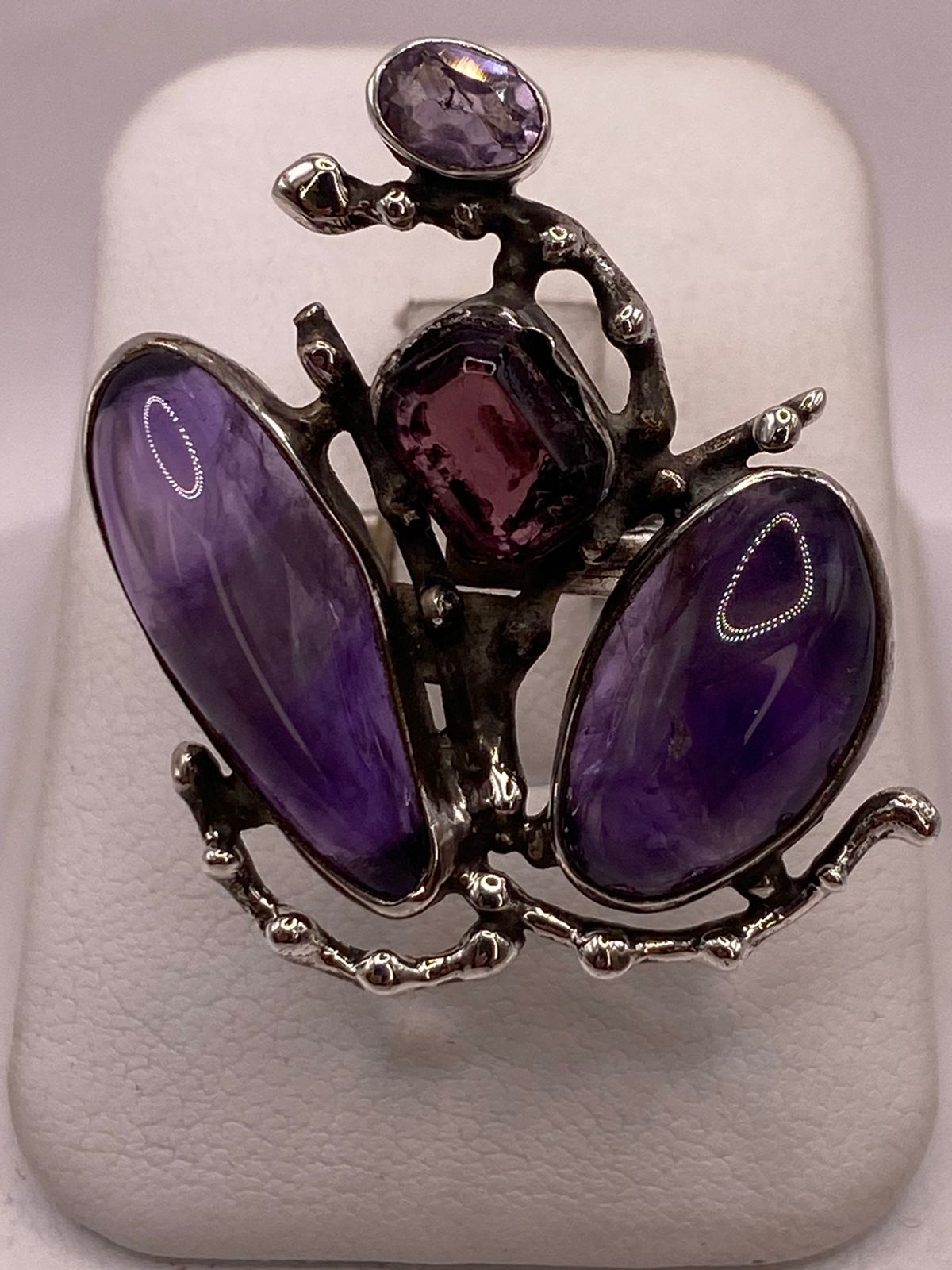 Anillo Artístico de Plata Ley 925 con Amatistas y Zirconias Moradas, vista frontal