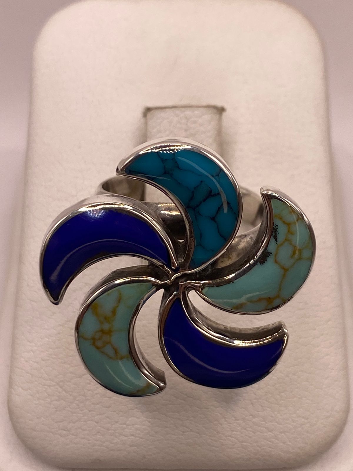 Anillo Artístico de Plata Ley 925 con Incrustaciones Multicolor, vista frontal