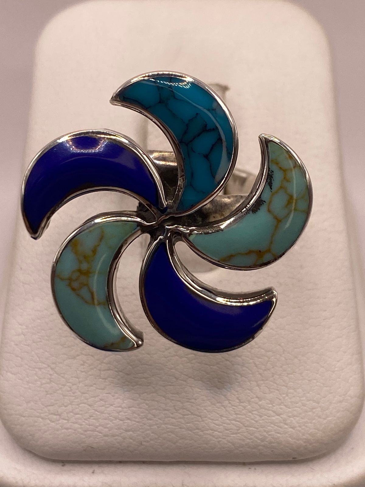 Anillo Artístico de Plata Ley 925 con Incrustaciones Multicolor, vista de detalle