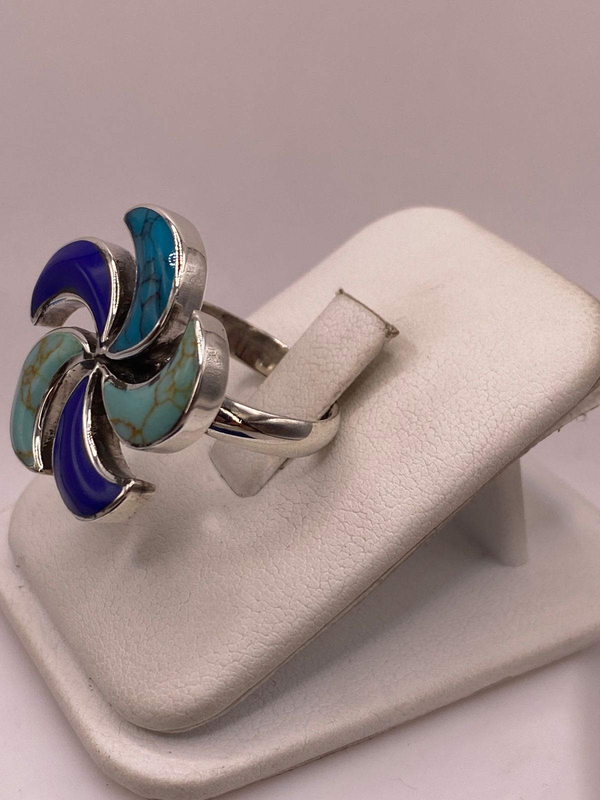 Anillo Artístico de Plata Ley 925 con Incrustaciones Multicolor, vista lateral