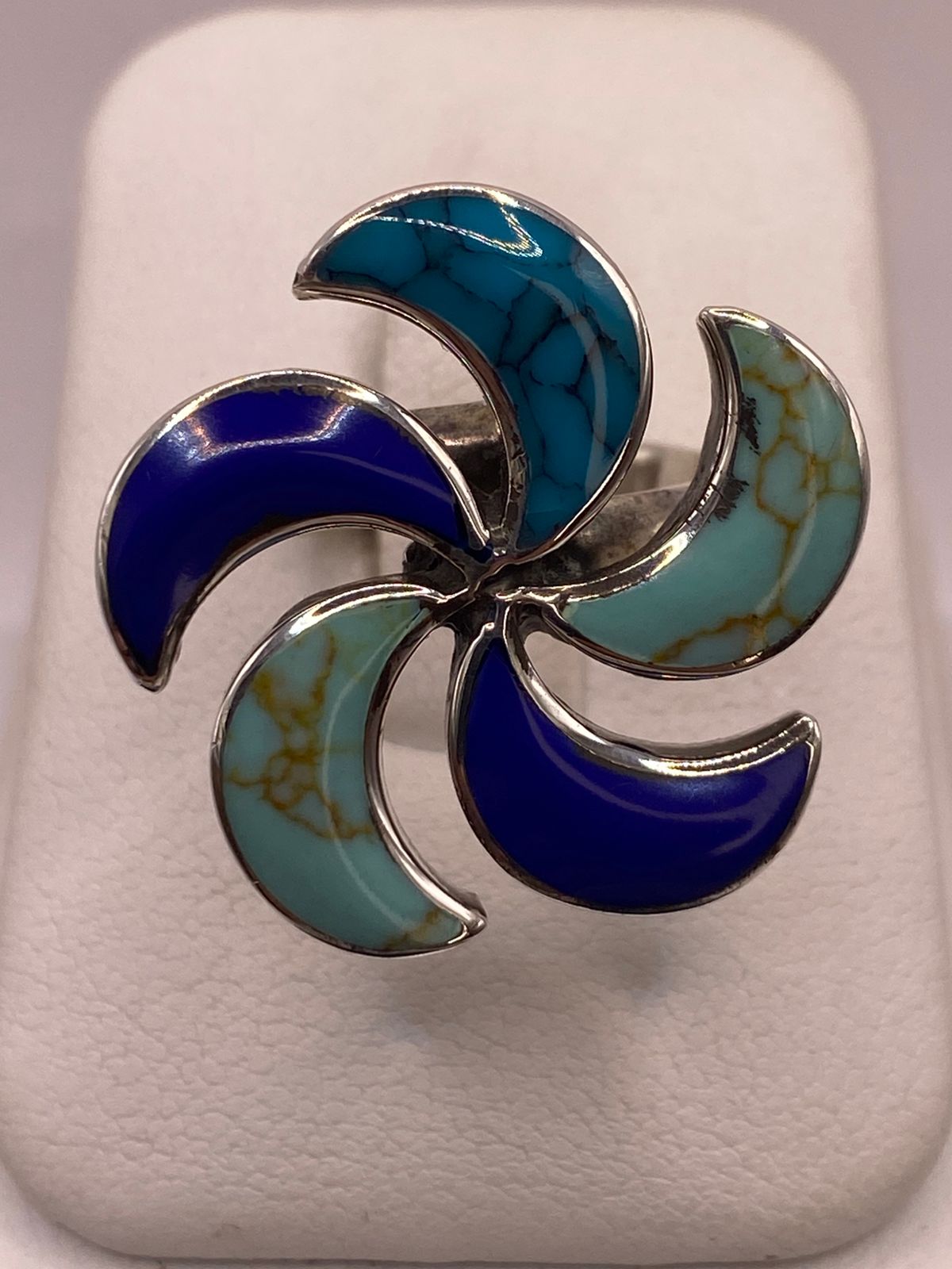 Anillo Artístico de Plata Ley 925 con Incrustaciones Multicolor, vista superior