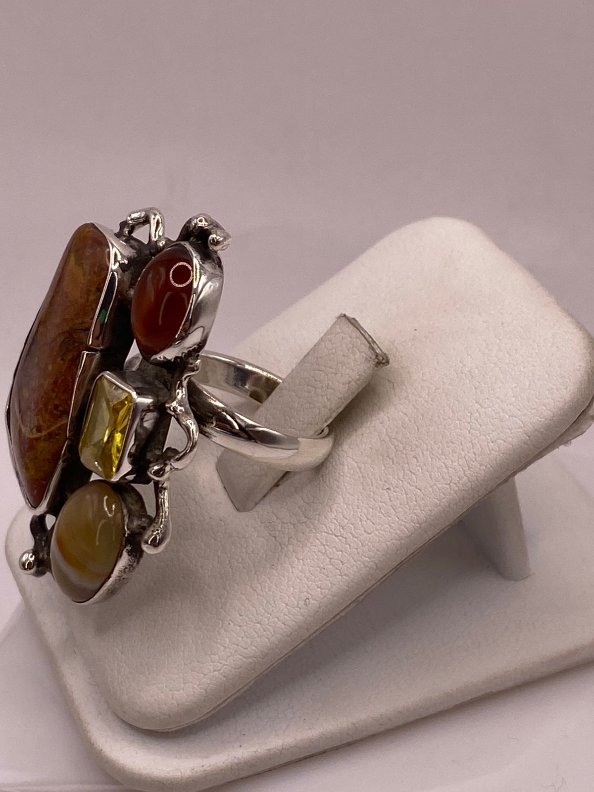 Anillo Artístico de Plata Ley 925 con Jaspe, Cornalina, Ágata Miel y Zirconia Champagne, vista lateral