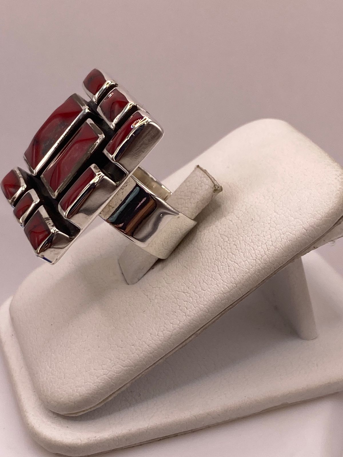 Anillo Artístico de Plata Ley 925 con Jaspe Rojo, vista lateral