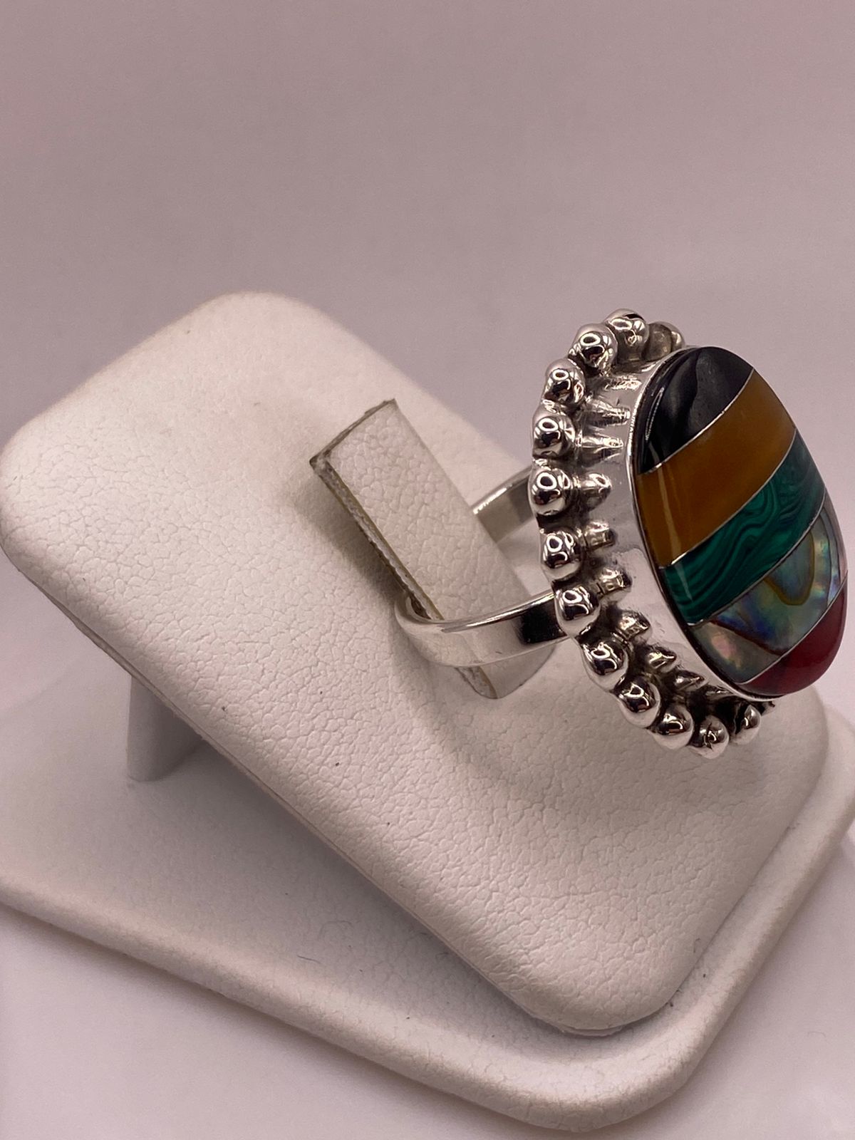 Anillo Artístico de Plata Ley 925 con Mosaico de Piedras Naturales, vista frontal