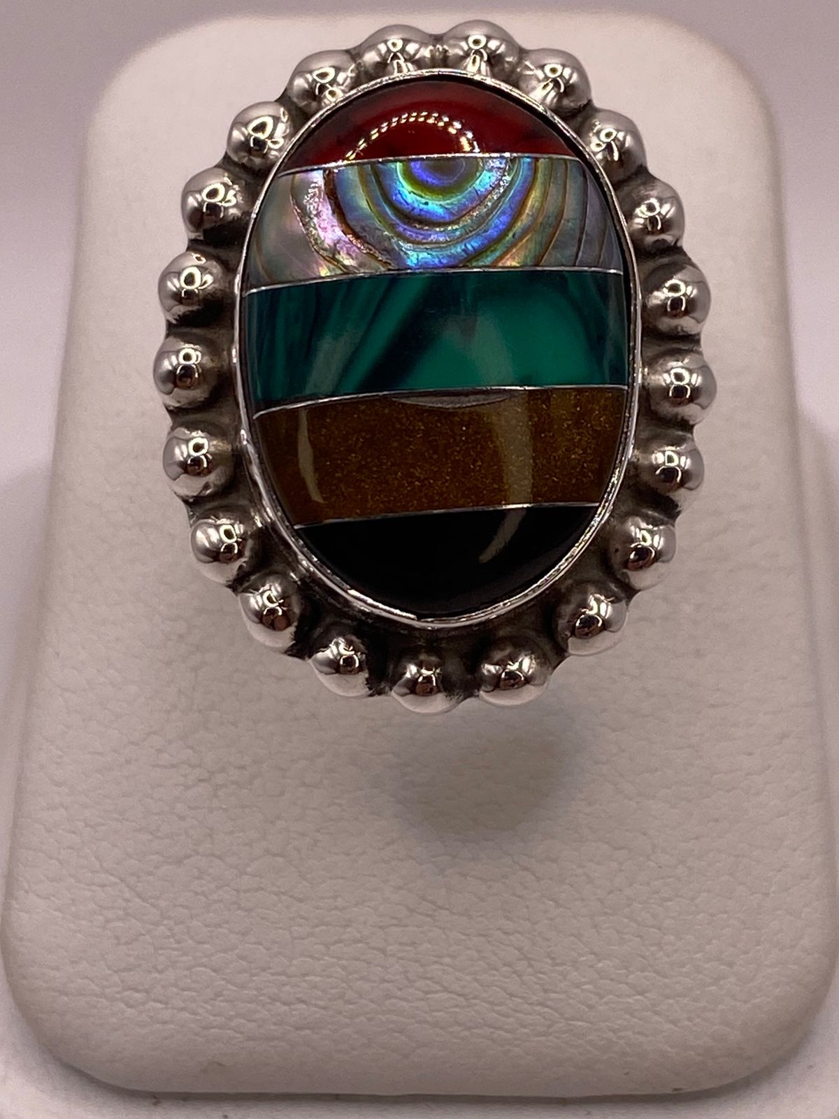 Anillo Artístico de Plata Ley 925 con Nácar y Piedras Naturales — ángulo diagonal