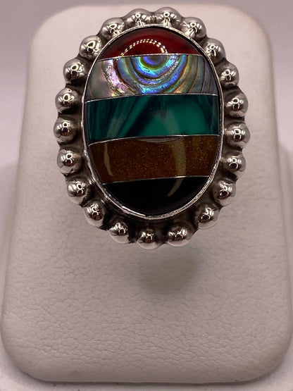 Anillo Artístico de Plata Ley 925 con Nácar y Piedras Naturales — ángulo diagonal
