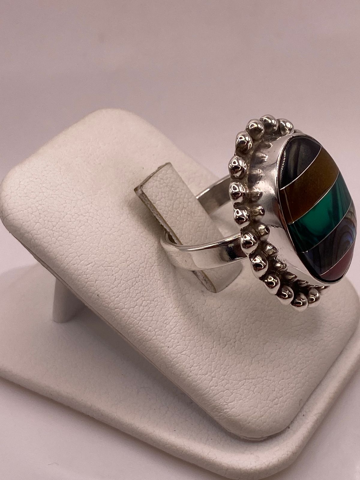 Anillo Artístico de Plata Ley 925 con Nácar y Piedras Naturales, vista lateral