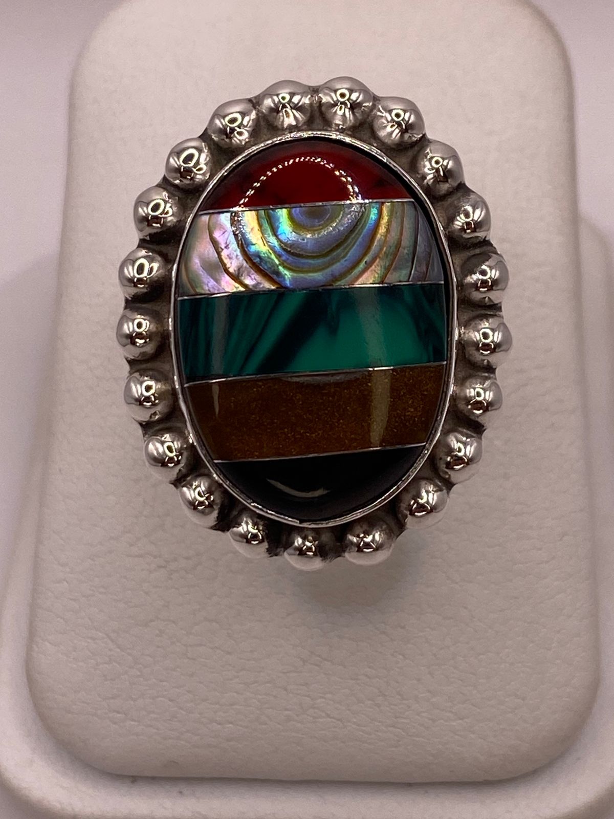 Anillo Artístico de Plata Ley 925 con Nácar y Piedras Naturales, vista frontal