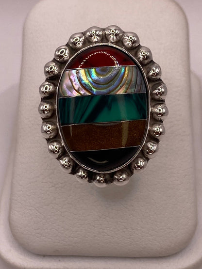 Anillo Artístico de Plata Ley 925 con Nácar y Piedras Naturales, vista frontal