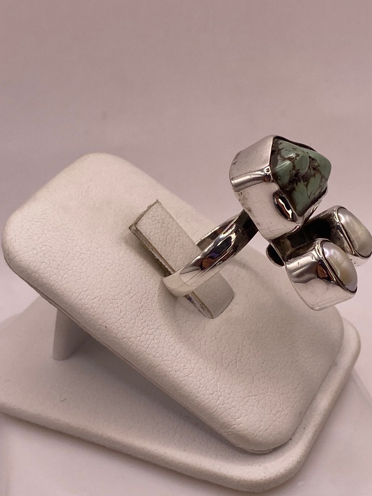 Anillo Artístico de Plata Ley 925 con Turquesa y Perlas, vista frontal