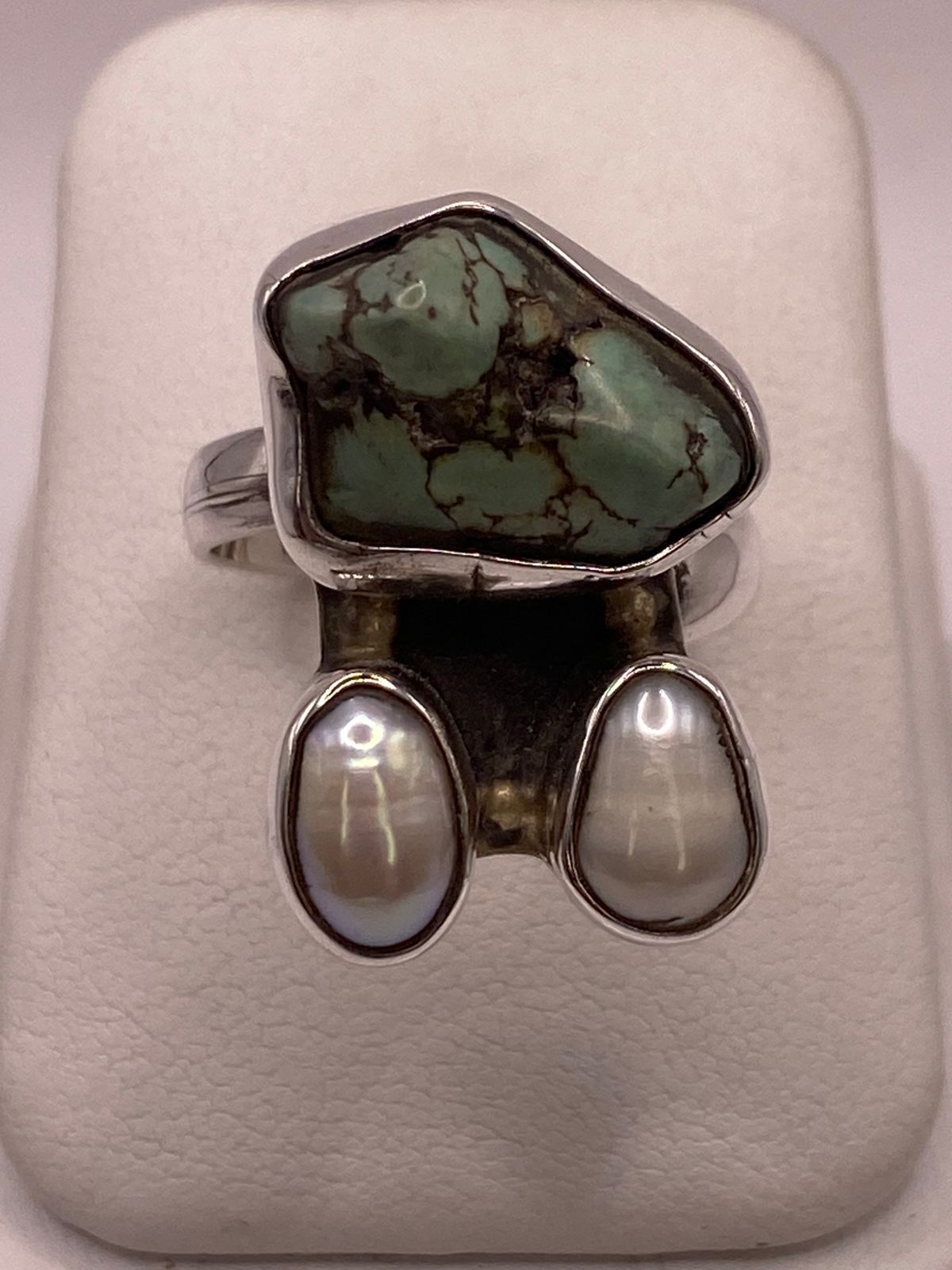 Anillo Artístico de Plata Ley 925 con Turquesa y Perlas — vista lateral