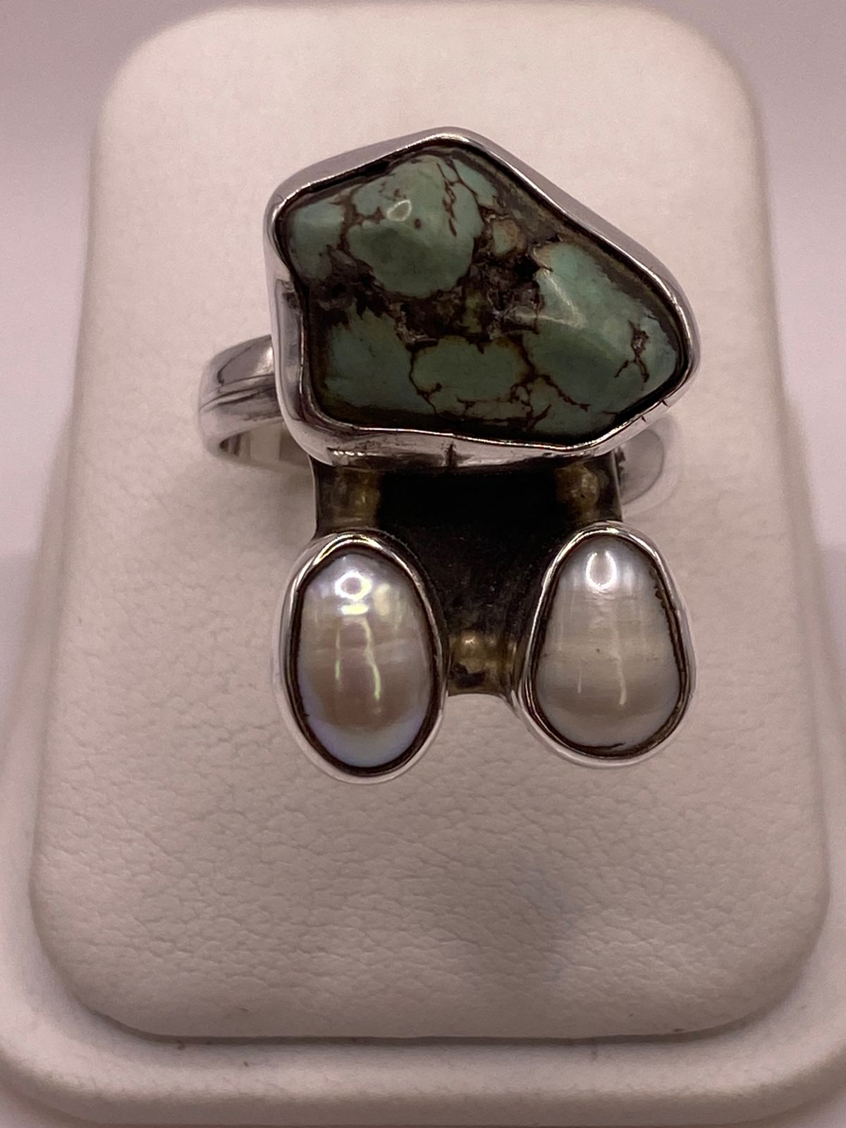 Anillo Artístico de Plata Ley 925 con Turquesa y Perlas, vista lateral