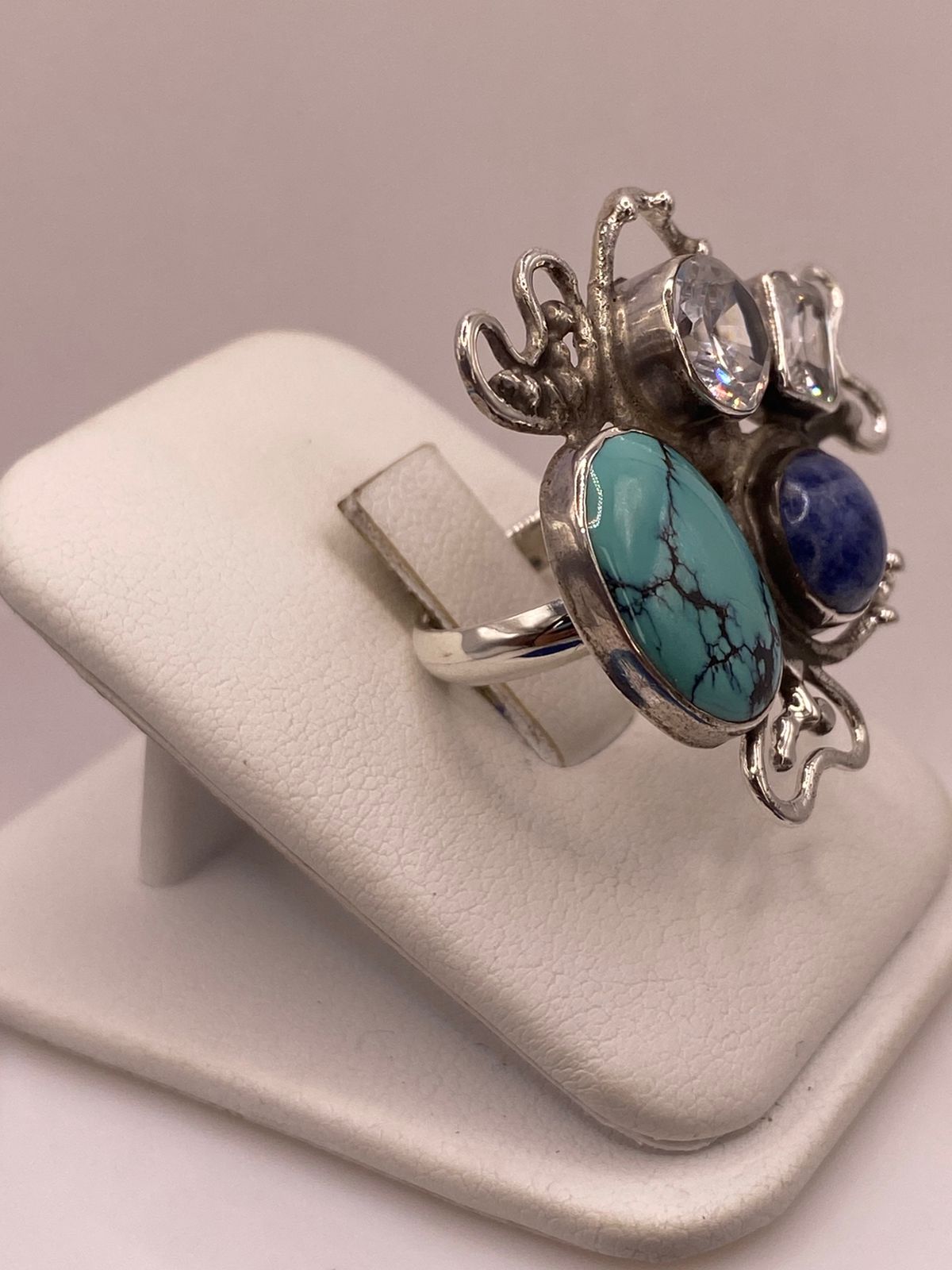 Anillo Artístico de Plata Ley 925 con Turquesa, Sodalita y Zirconias, vista frontal