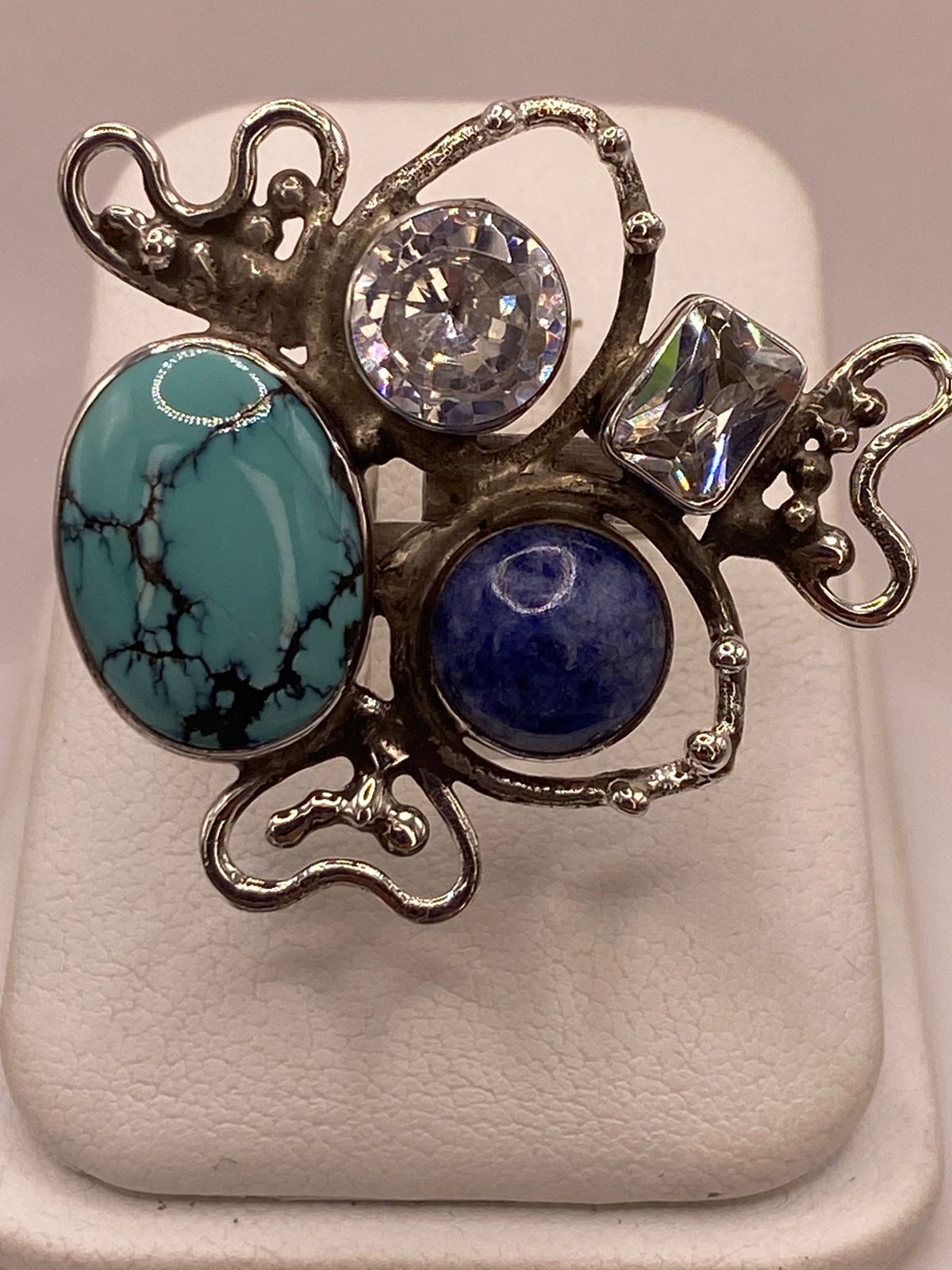 Anillo Artístico de Plata Ley 925 con Turquesa, Sodalita y Zirconias — vista lateral