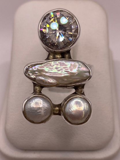 Anillo Artístico de Plata Ley 925 con Zirconia, Madreperla y Perlas en báscula mostrando peso