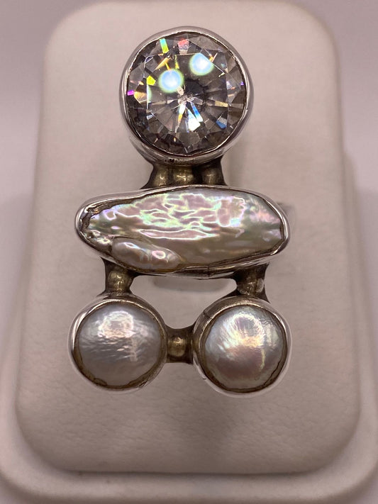 Anillo Artístico de Plata Ley 925 con Zirconia, Madreperla y Perlas en báscula mostrando peso