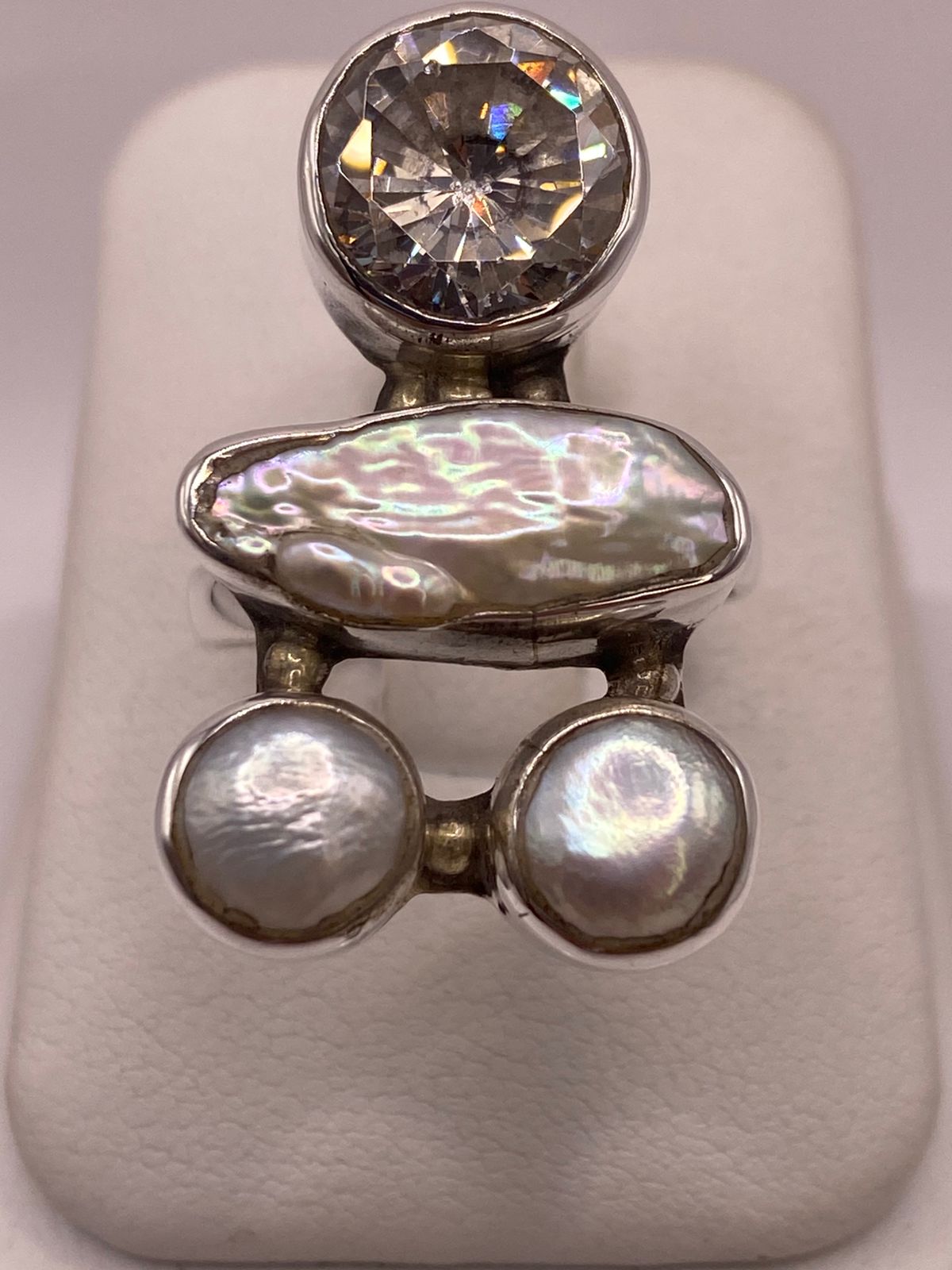 Anillo Artístico de Plata Ley 925 con Zirconia, Madreperla y Perlas, vista frontal