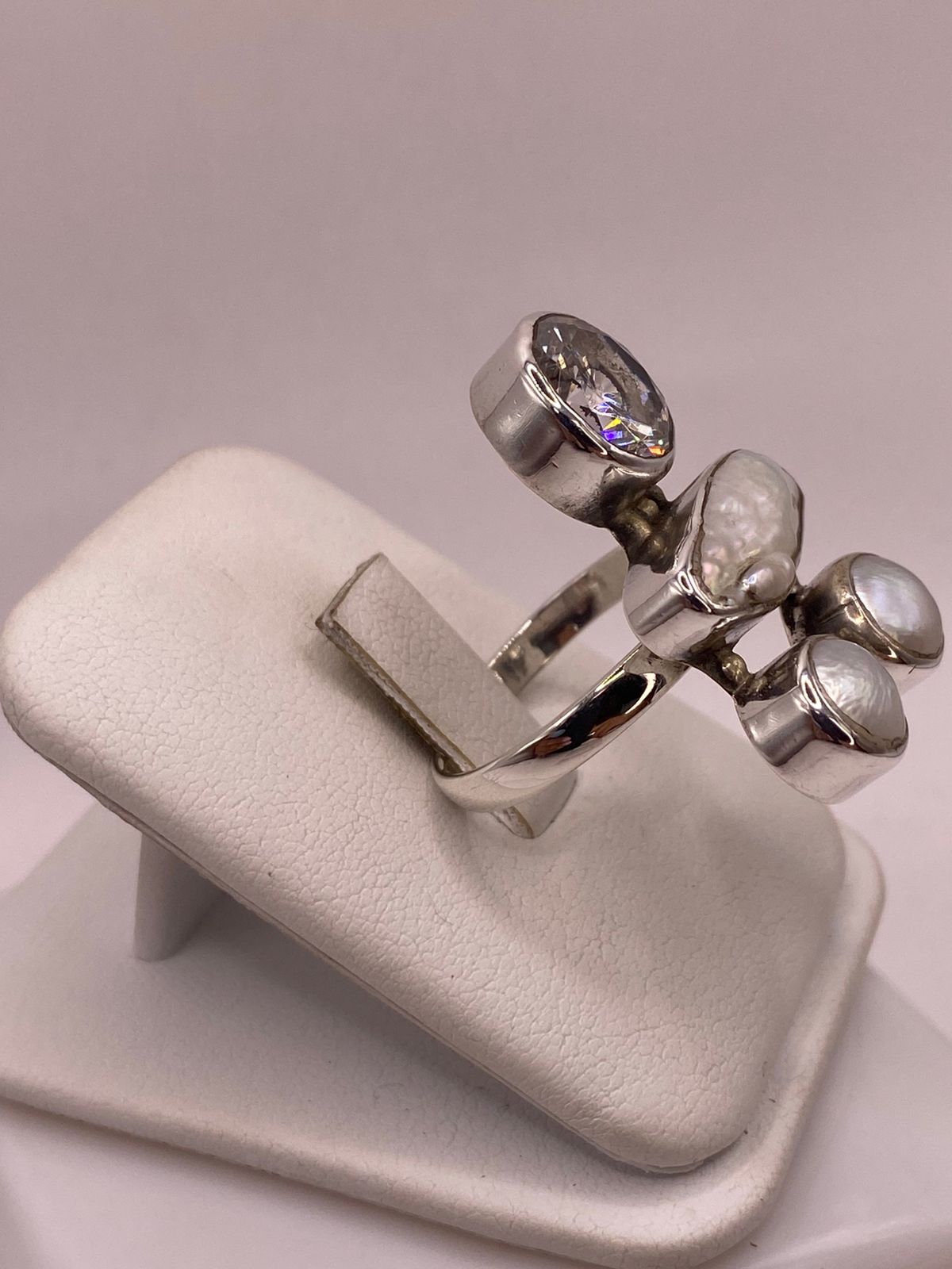 Anillo Artístico de Plata Ley 925 con Zirconia, Madreperla y Perlas, vista lateral